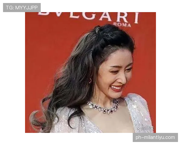 陈艺文刚下车那一刻像走红毯,手里拎着外卖袋——这反差也太好笑了 陈艺文刚下车那一刻像走红毯,手里拎着外卖袋——这反差也太好笑了